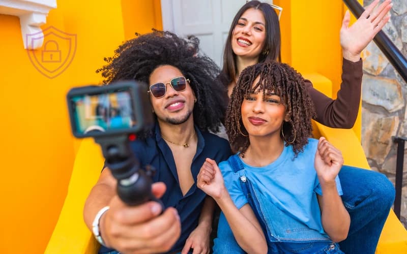 Content creator che scatta una foto per Instagram e i social media